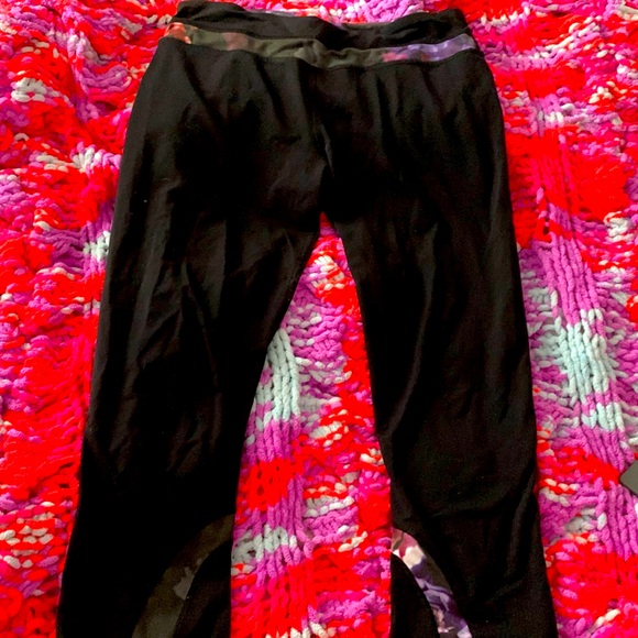 BLACK & COLORFUL TIE DYE LULULEMON CROPS SIZE 6 - Picture 1 of 5